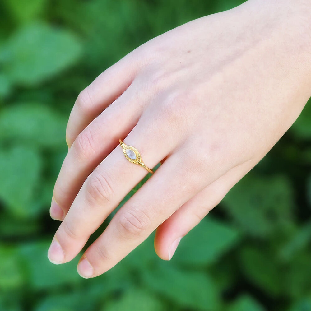 Vergulde ring maansteen (regenboog) maat 18 | markies 6 x 3 mm Vergulde ring maansteen (regenboog) maat 18 | markies 6 x 3 mm