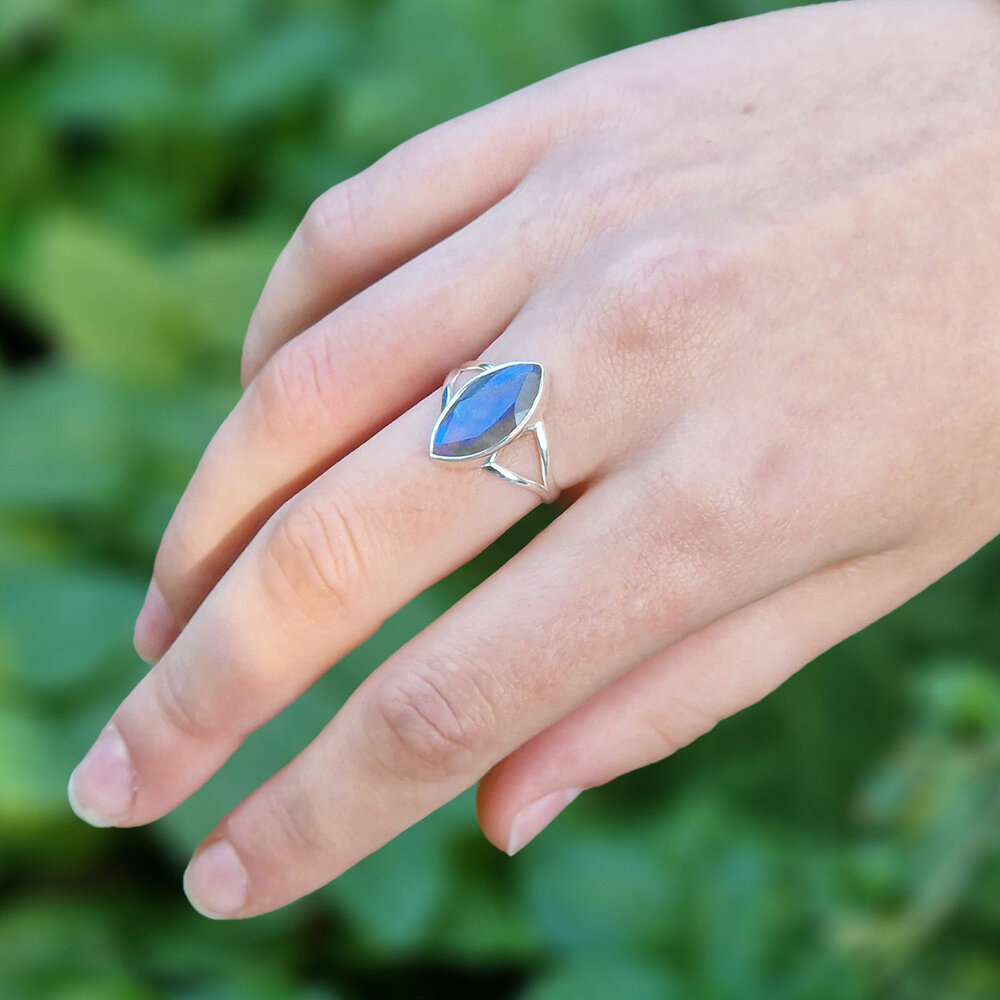 Zilveren ring labradoriet maat 18 | markies facet 1,6 x 0,8 cm Zilveren ring labradoriet maat 18 | markies facet 1,6 x 0,8 cm