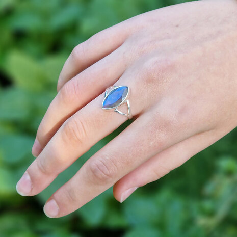 Zilveren ring labradoriet maat 18 | markies facet 1,6 x 0,8 cm Zilveren ring labradoriet maat 18 | markies facet 1,6 x 0,8 cm
