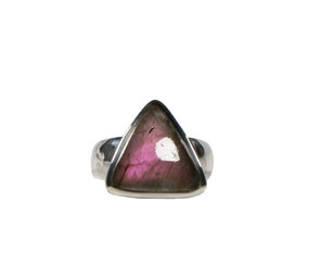 Zilveren ring labradoriet maat 17 1/4 | driehoek 1,4 cm Zilveren ring labradoriet maat 17 1/4 | driehoek 1,4 cm