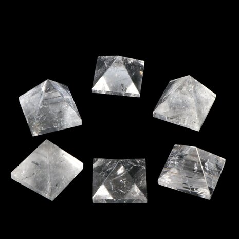 Bergkristal piramide 3,9 - 4,3 cm Bergkristal piramide 3,9 - 4,3 cm