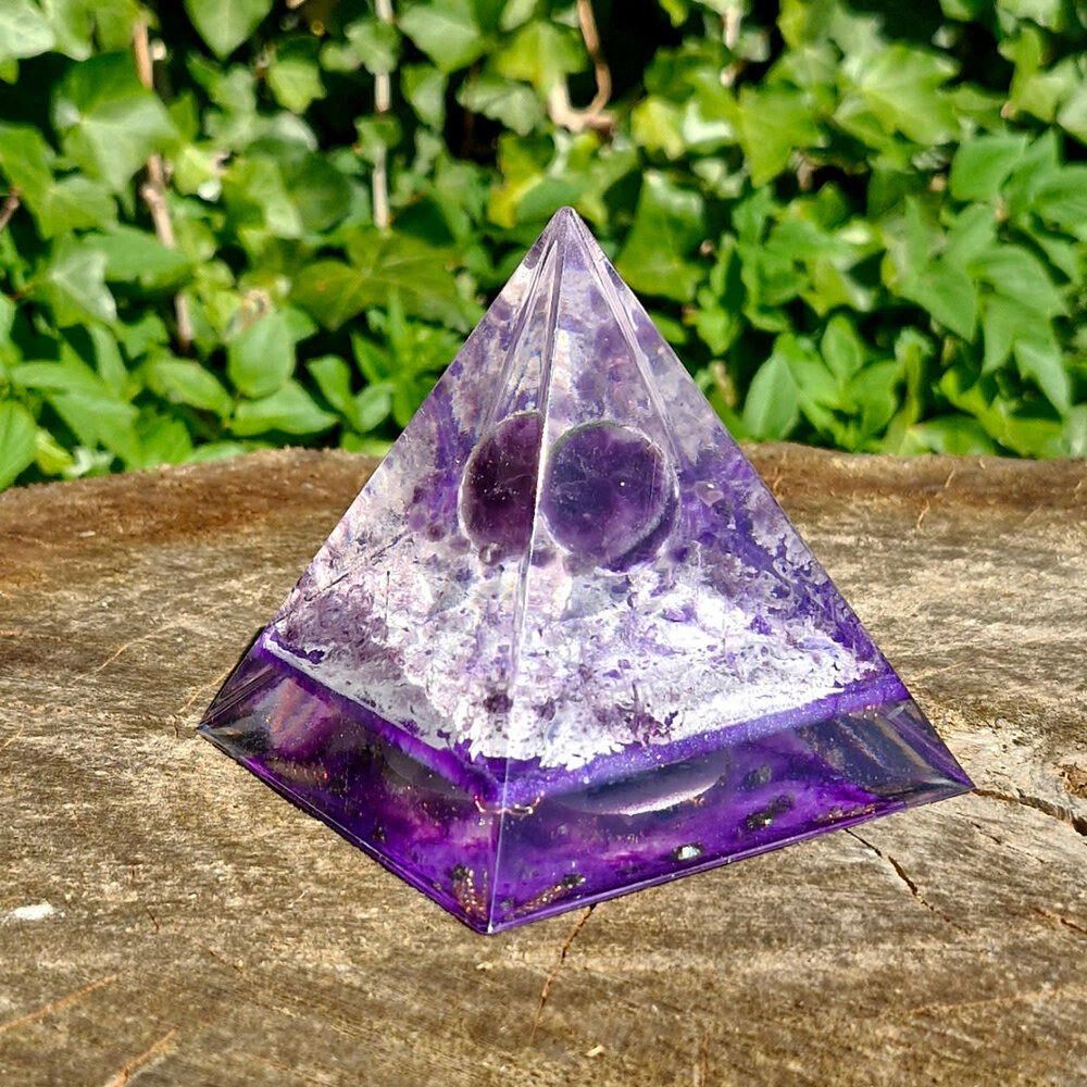 Orgonite piramide amethist 10,5 x 10,5 x 10,5 cm | 382 gram Orgonite piramide amethist 10,5 x 10,5 x 10,5 cm | 382 gram