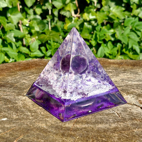 Orgonite piramide amethist 10,5 x 10,5 x 10,5 cm | 382 gram Orgonite piramide amethist 10,5 x 10,5 x 10,5 cm | 382 gram