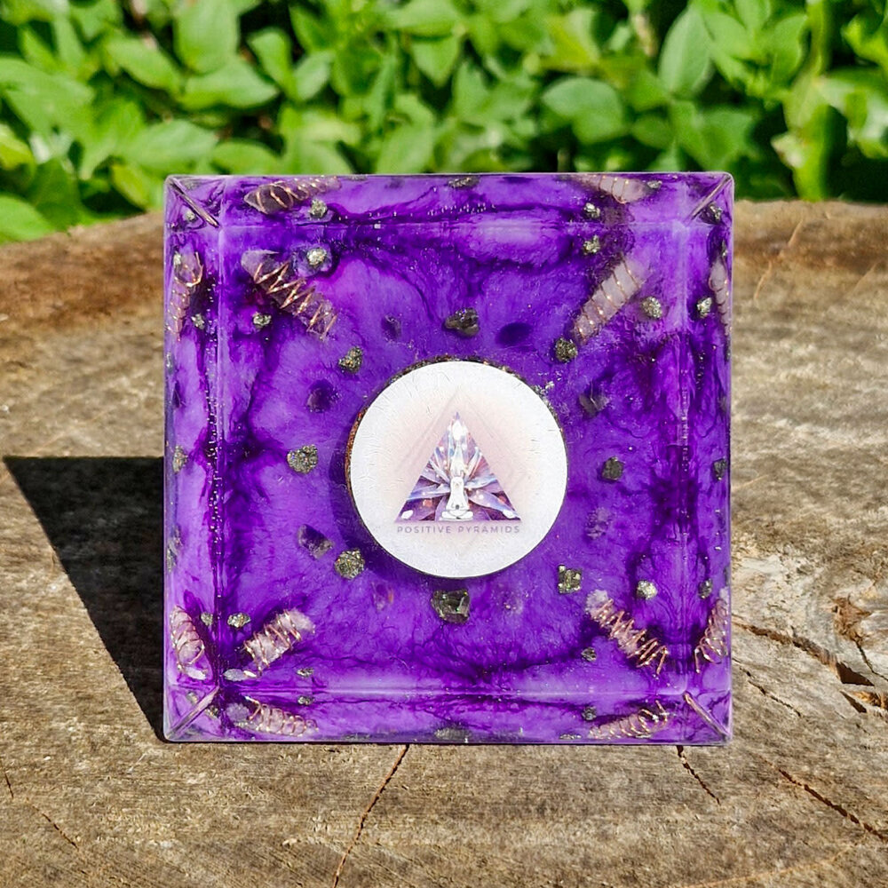 Orgonite piramide amethist 10,5 x 10,5 x 10,5 cm | 382 gram Orgonite piramide amethist 10,5 x 10,5 x 10,5 cm | 382 gram