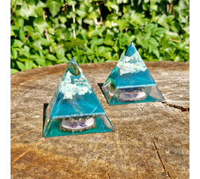 Orgonite piramide chrysocolla met amazoniet 7 x 7 x 7 cm