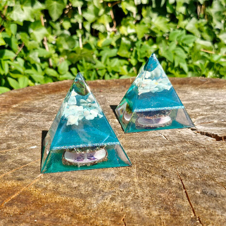 Orgonite piramide chrysocolla met amazoniet 7 x 7 x 7 cm