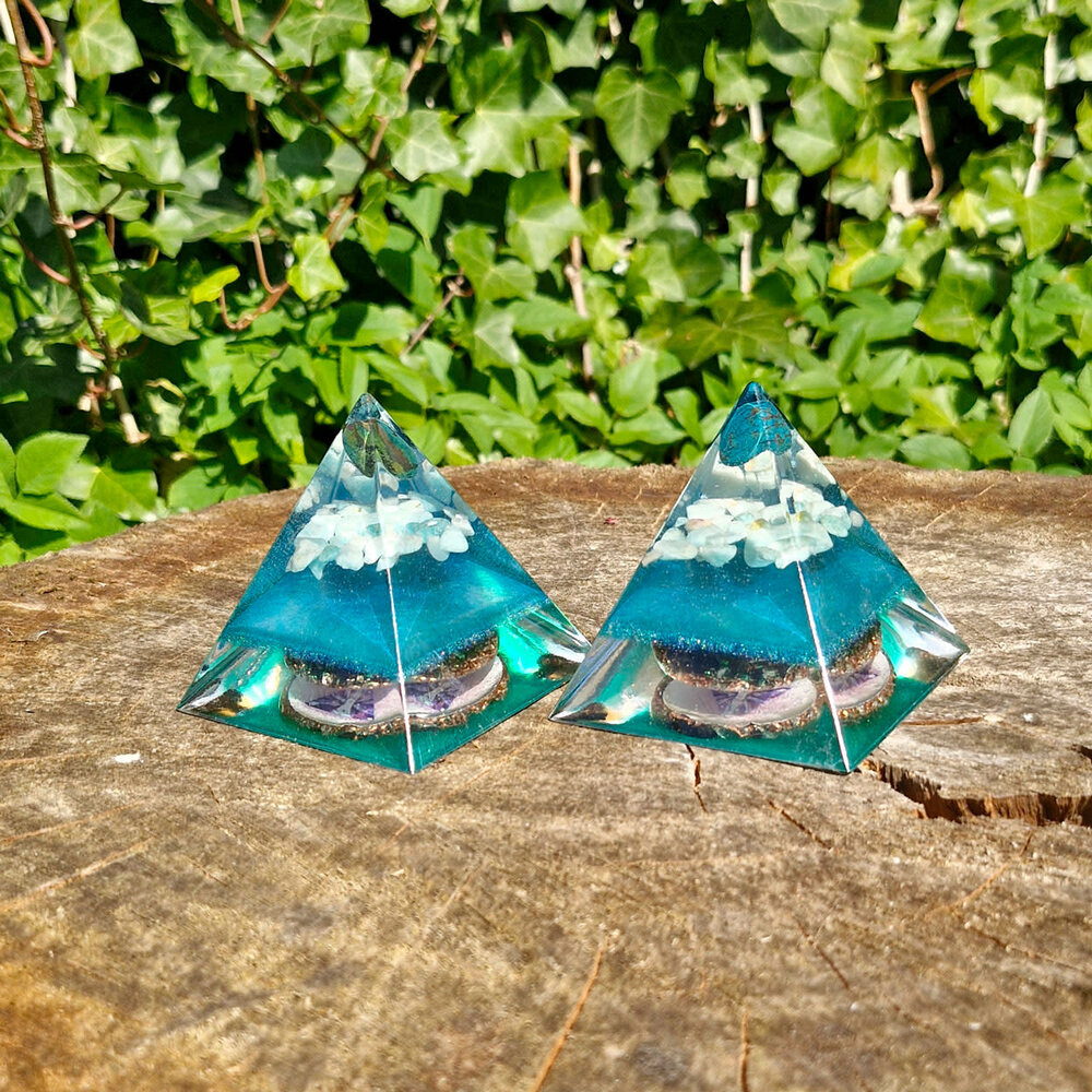 Orgonite piramide chrysocolla met amazoniet 7 x 7 x 7 cm