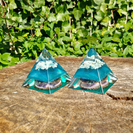 Orgonite piramide chrysocolla met amazoniet 7 x 7 x 7 cm