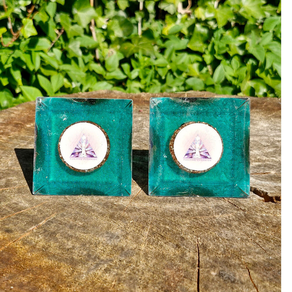 Orgonite piramide chrysocolla met amazoniet 7 x 7 x 7 cm