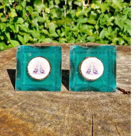 Orgonite piramide chrysocolla met amazoniet 7 x 7 x 7 cm