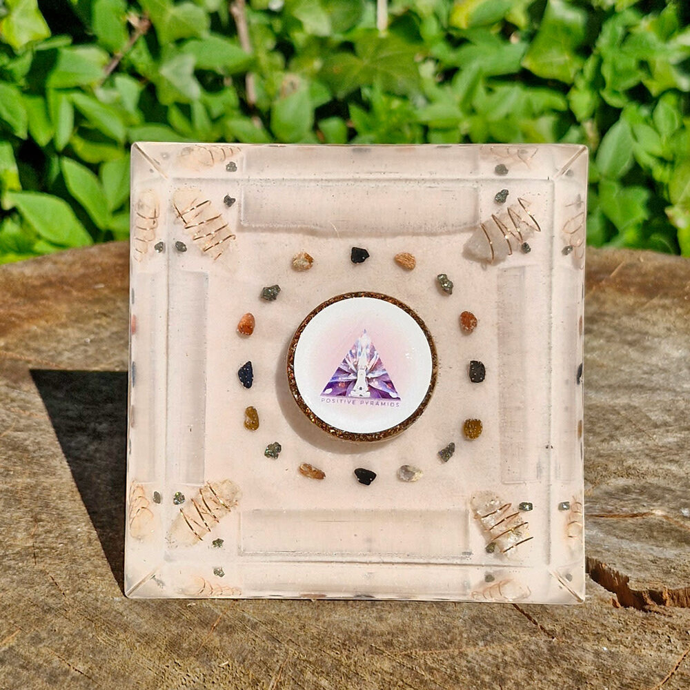 Orgonite piramide jaspis (rood) 12 x 12 x 12 cm | 752 gram