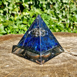 Orgonite piramide sodaliet 10,5 x 10,5 x 10,5 cm | 460 gram Orgonite piramide sodaliet 10,5 x 10,5 x 10,5 cm | 460 gram