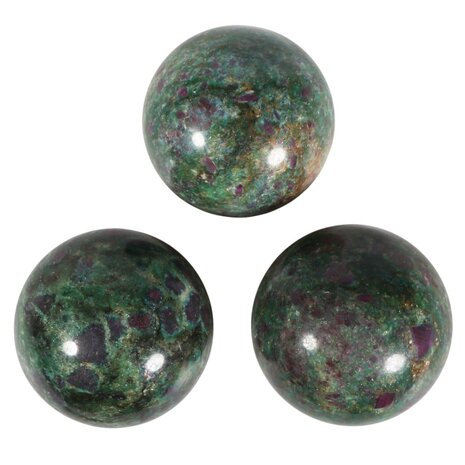 Robijn in fuchsiet bol 55 - 60 mm