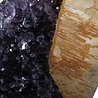 Amethist cluster met calciet kristal staand 38,5 x 25 x 13 cm | 14 kg Amethist cluster met calciet kristal staand 38,5 x 25 x 13 cm | 14 kg