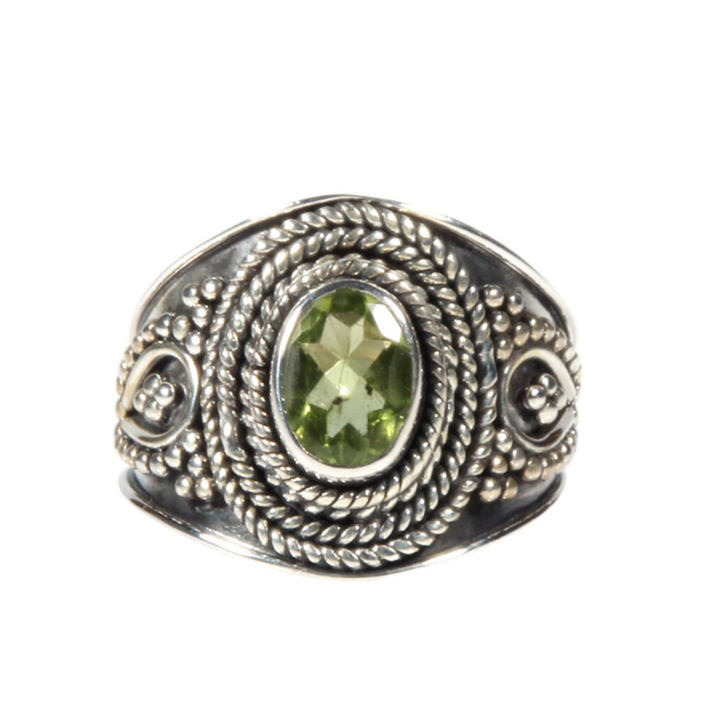 Zilveren ring peridoot maat 21 | ovaal breed bewerkt Zilveren ring peridoot maat 21 | ovaal breed bewerkt