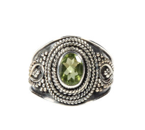 Zilveren ring peridoot maat 21 | ovaal breed bewerkt Zilveren ring peridoot maat 21 | ovaal breed bewerkt