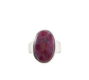 Zilveren ring robijn maat 18 1/2 | ovaal 2,1 x 1,3 cm Zilveren ring robijn maat 18 1/2 | ovaal 2,1 x 1,3 cm