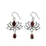 Zilveren oorbellen granaat | lotus Zilveren oorbellen granaat | lotus