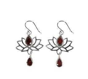 Zilveren oorbellen granaat | lotus