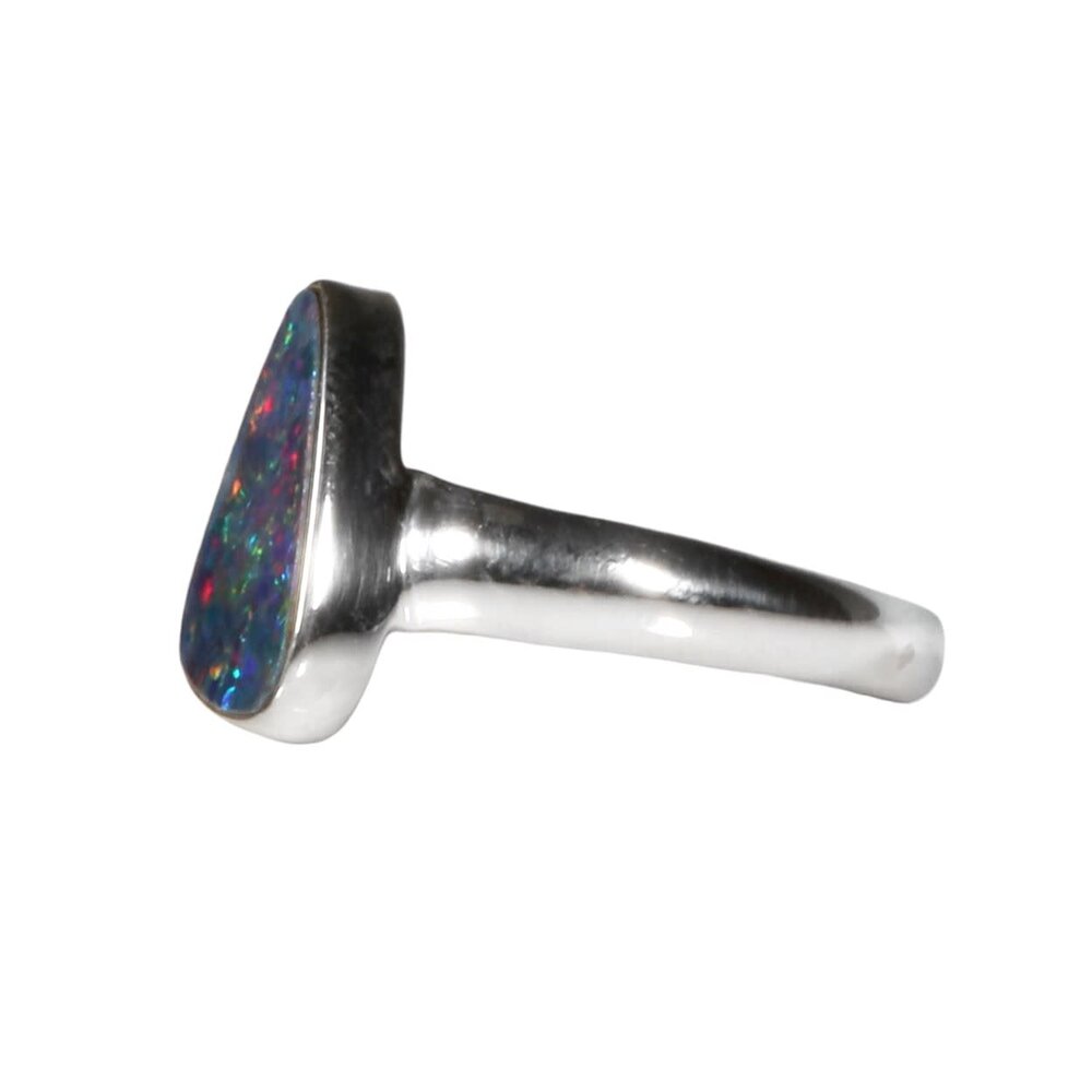 Zilveren ring opaal (Australië) doublet maat 19 | driehoek 1,4 x 0,8 cm