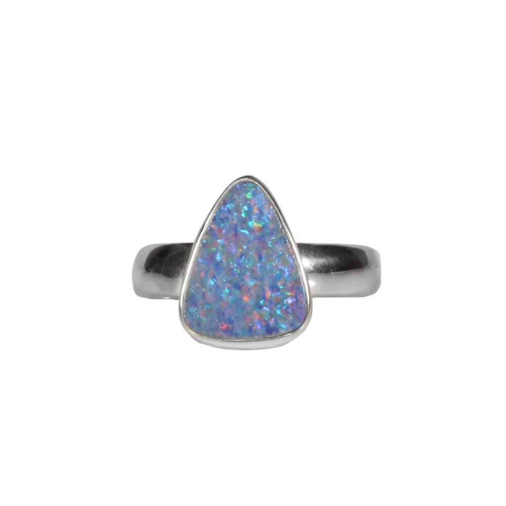 Zilveren ring opaal (Australië) doublet maat 18 1/2 | driehoek 1,3 x 1 cm Zilveren ring opaal (Australië) doublet maat 18 1/2 | driehoek 1,3 x 1 cm