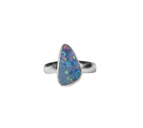 Zilveren ring opaal (Australië) doublet maat 18 (verstelbaar) | driehoek 1,4 x 0,9 cm Zilveren ring opaal (Australië) doublet maat 18 (verstelbaar) | driehoek 1,4 x 0,9 cm