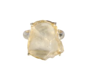 Zilveren ring Libisch woestijnglas maat 19 1/2 | ruw gezet 2,1 x 1,7 cm Zilveren ring Libisch woestijnglas maat 19 1/2 | ruw gezet 2,1 x 1,7 cm