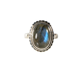 Zilveren ring labradoriet maat 18 | ovaal 14 x 10 mm bewerkte rand Zilveren ring labradoriet maat 18 | ovaal 14 x 10 mm bewerkte rand