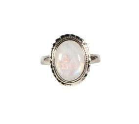 Zilveren ring maansteen (regenboog) maat 18 | ovaal 14 x 10 mm bewerkte rand Zilveren ring maansteen (regenboog) maat 18 | ovaal 14 x 10 mm bewerkte rand