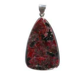 Zilveren hanger eudialiet | driehoek 4,3 x 2,7 cm