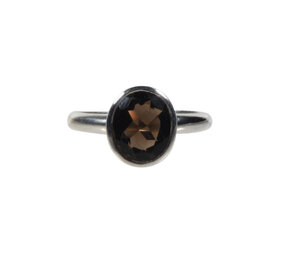 Zilveren ring rookkwarts maat 18 1/2 | ovaal facet 10 x 8 mm Zilveren ring rookkwarts maat 18 1/2 | ovaal facet 10 x 8 mm