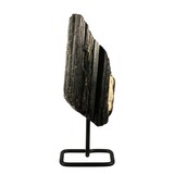 Toermalijn (zwart) ruw op standaard 19,5 x 9 x 6,5 cm | 1534 gram Toermalijn (zwart) ruw op standaard 19,5 x 9 x 6,5 cm | 1534 gram
