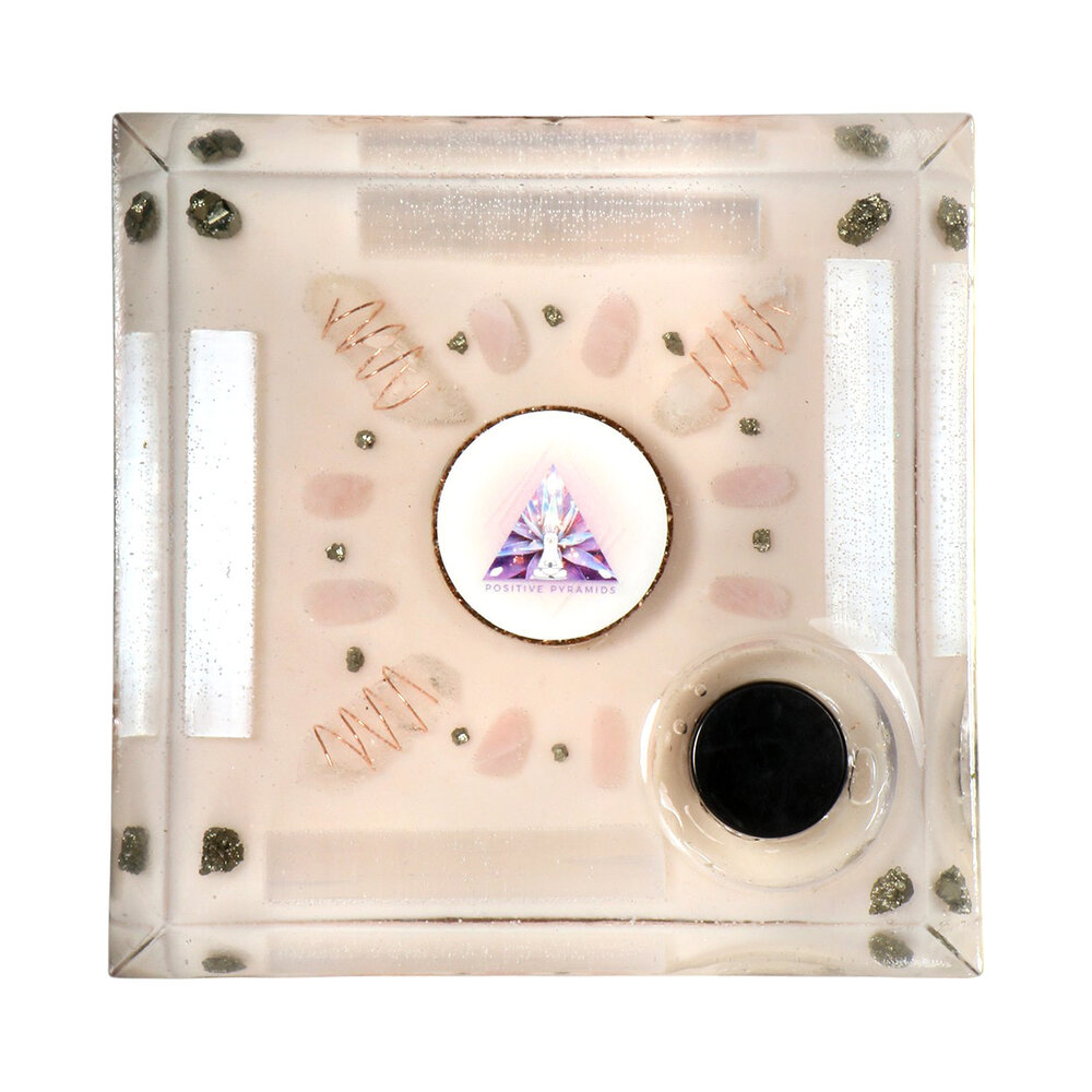 Urn piramide roze amethist 14 x 14 x 17 cm Urn piramide roze amethist 14 x 14 x 17 cm