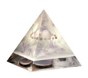 Urn piramide rozenkwarts 11 x 11 x 13,5 cm Urn piramide rozenkwarts 11 x 11 x 13,5 cm