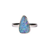 Zilveren ring opaal (Australië) doublet maat 19 (verstelbaar) | driehoek 1,4 x 0,8 cm