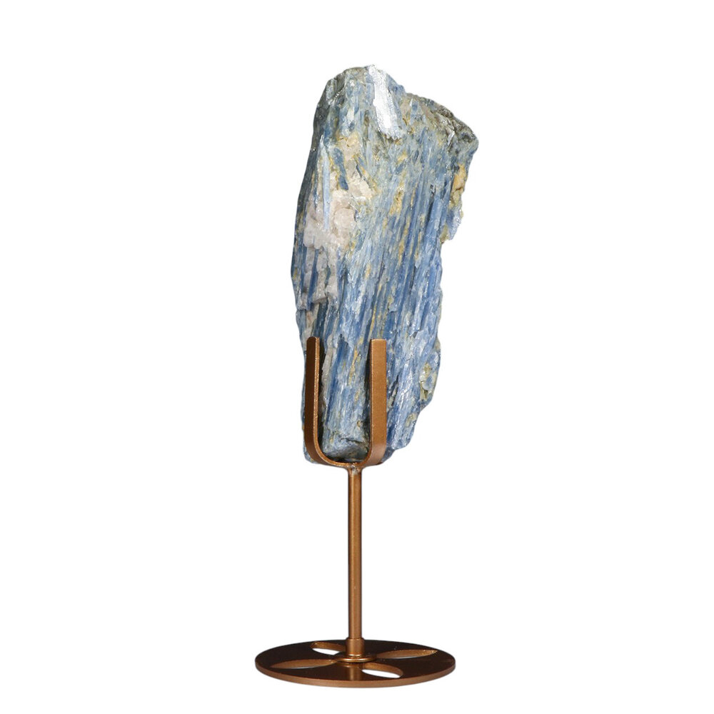 Kyaniet kristal op goudkleurige standaard 16,5 x 3,9 x 2,6 cm | 907 gram