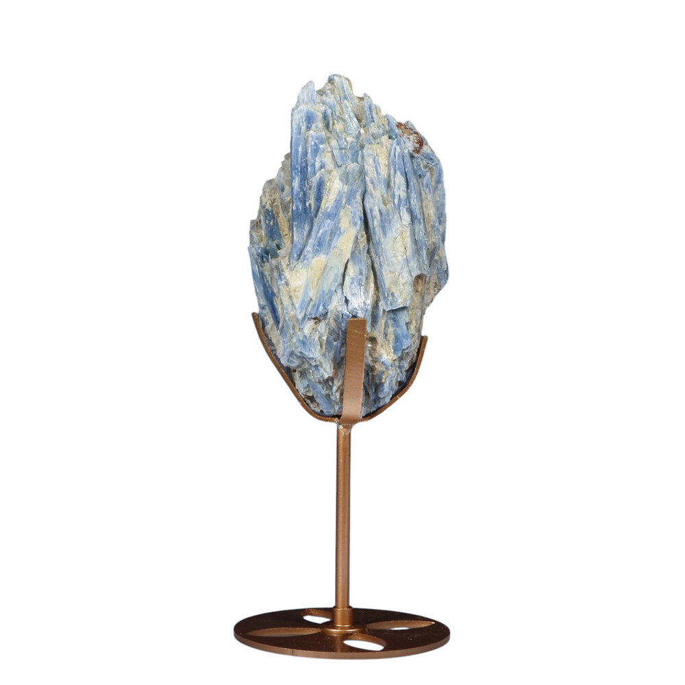 Kyaniet kristal op goudkleurige standaard 12,4 x 7,2 x 4,3 cm | 589 gram