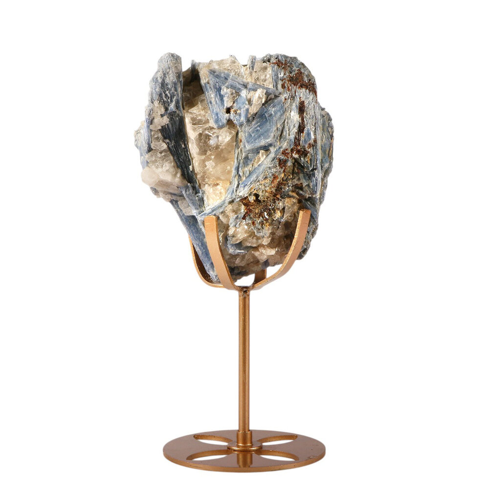 Kyaniet kristal op goudkleurige standaard 10,8 x 9,3 x 3,6 cm | 701 gram