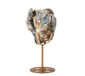 Kyaniet kristal op goudkleurige standaard 10,8 x 9,3 x 3,6 cm | 701 gram