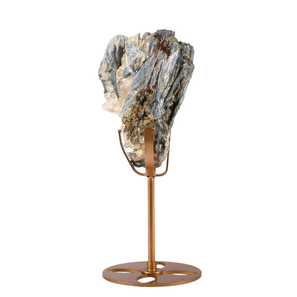 Kyaniet kristal op goudkleurige standaard 10,8 x 9,3 x 3,6 cm | 701 gram