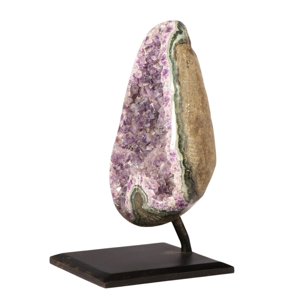 Amethist cluster op standaard 14,3 x 9,2 x 7,9 cm | 2047 gram Amethist cluster op standaard 14,3 x 9,2 x 7,9 cm | 2047 gram