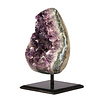 Amethist cluster op standaard 13 x 9,7 x 6,8 cm | 1427 gram Amethist cluster op standaard 13 x 9,7 x 6,8 cm | 1427 gram
