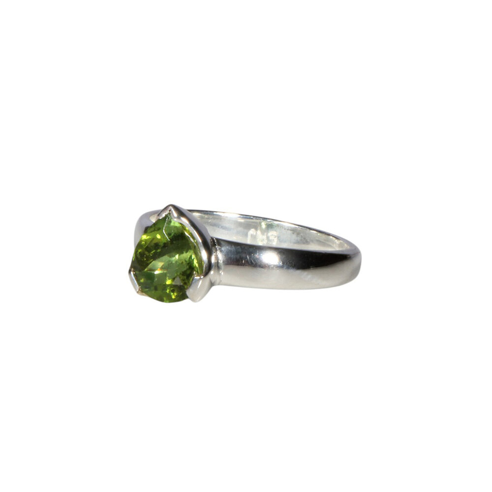 Zilveren ring toermalijn (groen) maat 16 | druppel facet gezet 0,7 x 0,6 cm Zilveren ring toermalijn (groen) maat 16 | druppel facet gezet 0,7 x 0,6 cm
