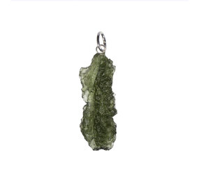 Moldaviet hanger ruw met zilveren oogje 3,2 x 1,2 cm | 2,8 gram Moldaviet hanger ruw met zilveren oogje 3,2 x 1,2 cm | 2,8 gram