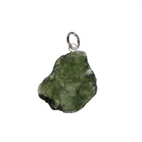 Moldaviet hanger ruw met zilveren oogje 2,3 x 2,1 cm | 3,7 gram Moldaviet hanger ruw met zilveren oogje 2,3 x 2,1 cm | 3,7 gram