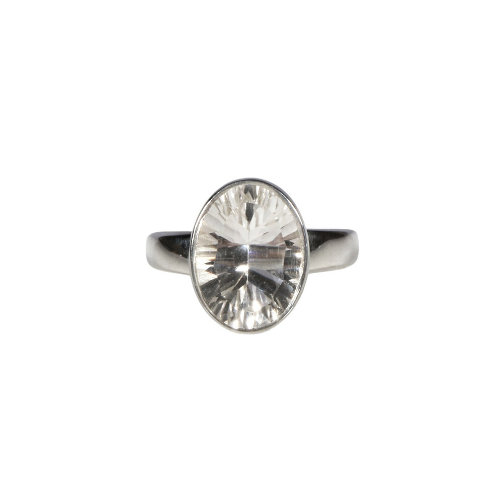 Zilveren ring bergkristal maat 18 | ovaal facet 1,3 x 1 cm Zilveren ring bergkristal maat 18 | ovaal facet 1,3 x 1 cm