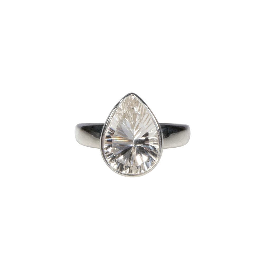 Zilveren ring bergkristal maat 18 | druppel facet 1,4 x 0,9 cm Zilveren ring bergkristal maat 18 | druppel facet 1,4 x 0,9 cm