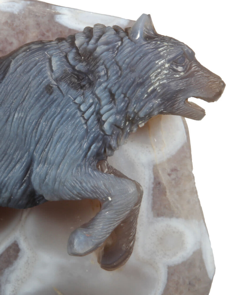 Agaat wolf met amethist cluster 13 x 12 x 5,5 cm / 958 gram | op houten standaard Agaat wolf met amethist cluster 13 x 12 x 5,5 cm / 958 gram | op houten standaard