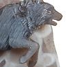 Agaat wolf met amethist cluster 13 x 12 x 5,5 cm / 958 gram | op houten standaard Agaat wolf met amethist cluster 13 x 12 x 5,5 cm / 958 gram | op houten standaard