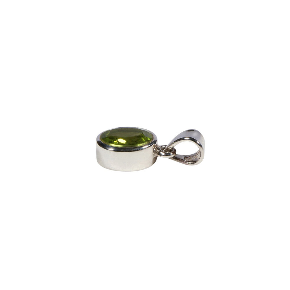 Zilveren hanger peridoot | ovaal facet 0,9 x 0,7 cm Zilveren hanger peridoot | ovaal facet 0,9 x 0,7 cm
